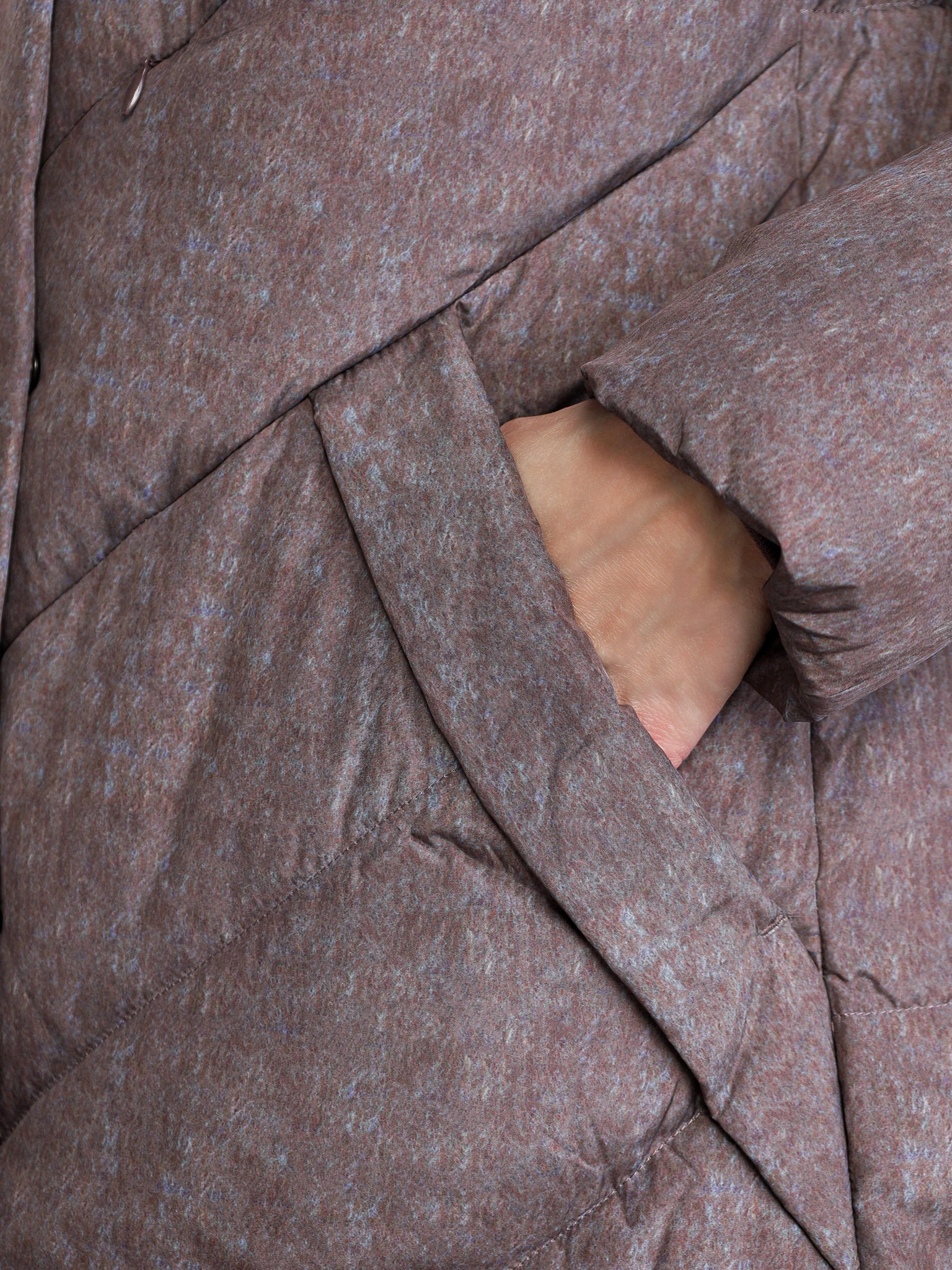 Пуховик коричневого цвета с двойным капюшоном